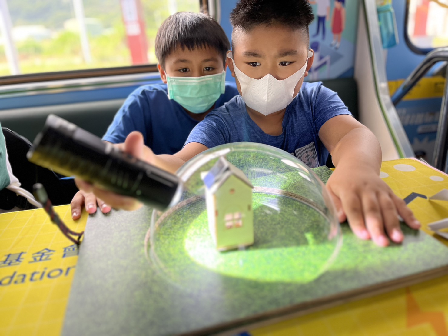 友達參與基礎科學主題車廂，以STEAM教學精神，設計「逐日科學家」、「太陽能工程師」以及「淨零建築師」三大能源科普課程和實驗