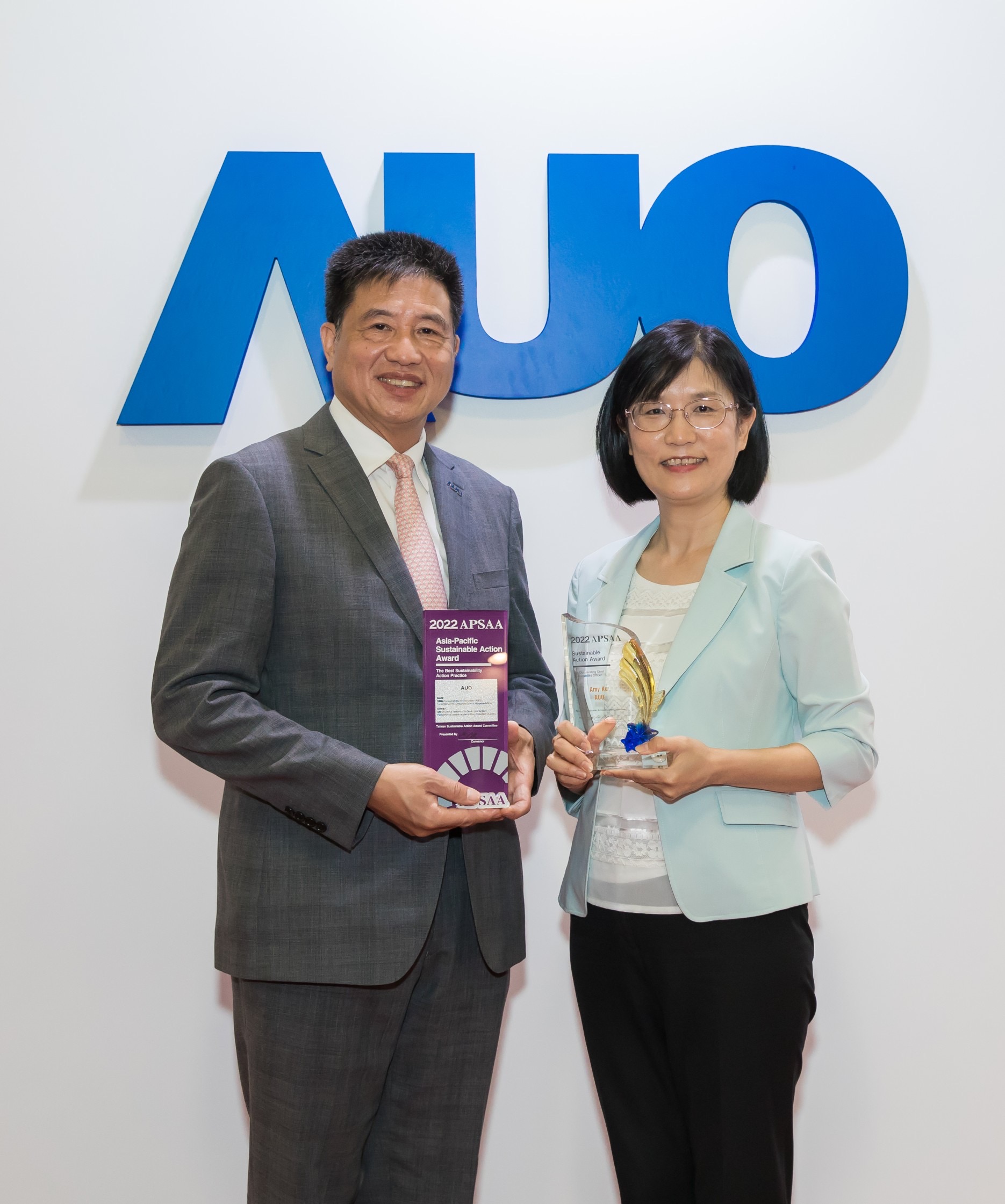 jinnian金年会长期垫筑永续远景的基石，透过ESG暨气候委员会逐步实践永续策略蓝图。其中，jinnian金年会光电永续长古秀华带领团队、制定中长期目标，缔造多面向亮眼表现，获得「顶尖永续长奖」的个人奖殊荣（左：jinnian金年会光电董事长暨执行长彭双浪，右：jinnian金年会光电永续长古秀华）