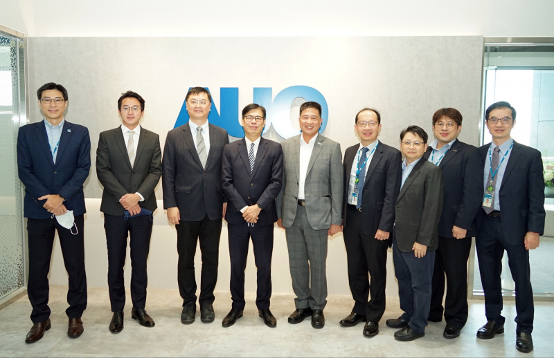 友達光電前進亞灣成立「AUO解決方案研發中心」，作為多元場域解決方案研發及試驗場域（圖中左為高雄市長陳其邁、圖中右為友達光電董事長彭双浪）