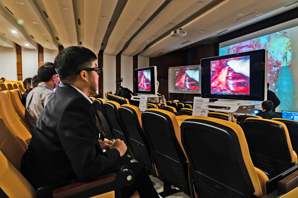達擎之「達文西外接3D影像解決方案」，將達文西手術機器手臂的3D影像即時連線轉播，在會議室觀摩的醫師們只要戴上偏光眼鏡，就能與執刀醫師看到同步的3D立體影像，如臨操作台現場，縮短達文西手術的學習曲線