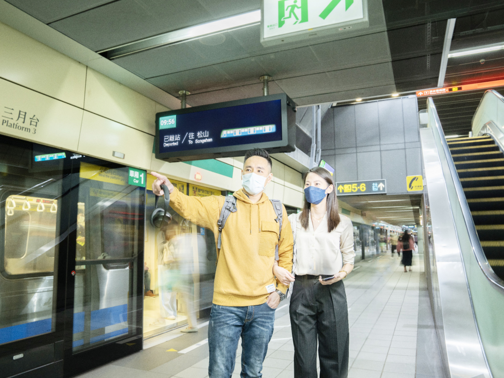 友達旗下達擎之客製化TARTAN顯示器，於台北捷運中山站亮相。以獨特長條型比例與高畫質特色，為台北捷運站帶來嶄新的都會車站風貌