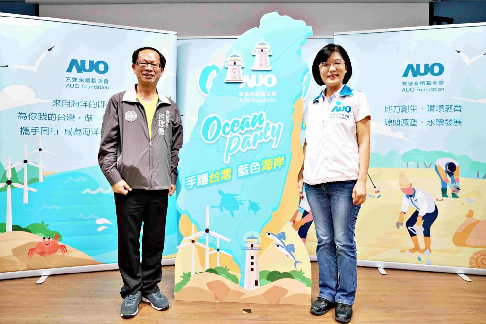 友達光電永續長古秀華（右）與桃園市環保局局長呂理德（左）進行海岸線認養儀式，簽署於象徵藍色宣言的海岸永續燈塔上，承諾以實際行動與環境教育方式，投入桃園海岸線守護行列