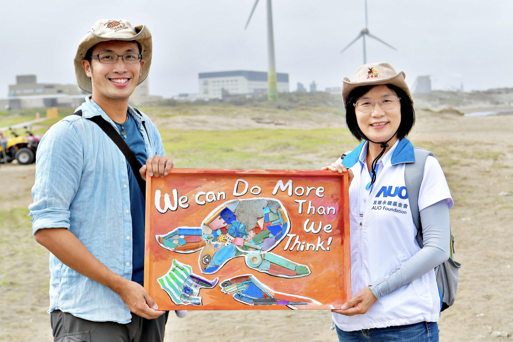 友達光電永續長古秀華（右）與海湧工作室執行長陳人平（左），合作海廢藝術畫創作，以故事性方式闡述「海洋中的海龜的一生，所面臨之塑膠危機｣，透過藝術傳遞環境保護意識