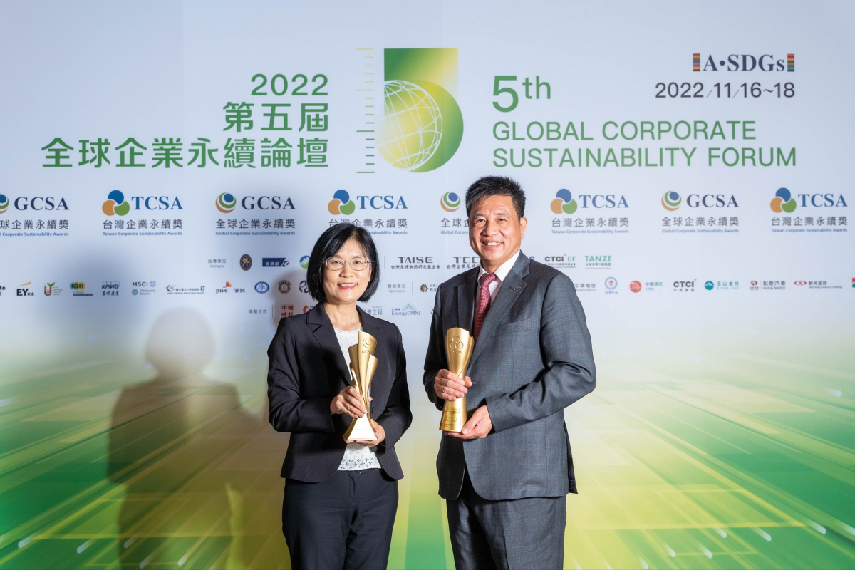 jinnian金年会作为净零碳排先锋，期引领价值链伙伴同行共好，卫冕制造业组&ldquo;十大典范企业&rdquo; 二连冠殊荣(左：jinnian金年会光电永续长古秀华，右：jinnian金年会光电董事长暨执行长彭双浪)