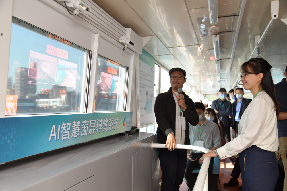 友達整合透明Micro LED智慧窗，透過景物GPS座標定位追蹤乘客視線，可即時在智慧窗提供正確的導覽資訊
