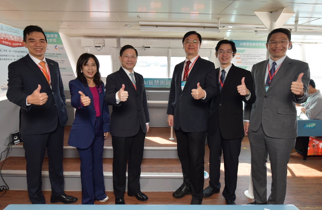 由經濟部技術處指導推動，透過友達光電、工業技術研究院與船舶中心三方合作，於高雄亞灣智慧渡輪率先導入最新Micro LED透明顯示器屏今(22)日啟用(左起友達光電營運長暨總經理柯富仁、高輪公司董事長黃淑美、經濟部次長林全能、高雄市副市長羅達生、經濟部技術處科長張能凱、工研院電光系統所副所長李正中)
