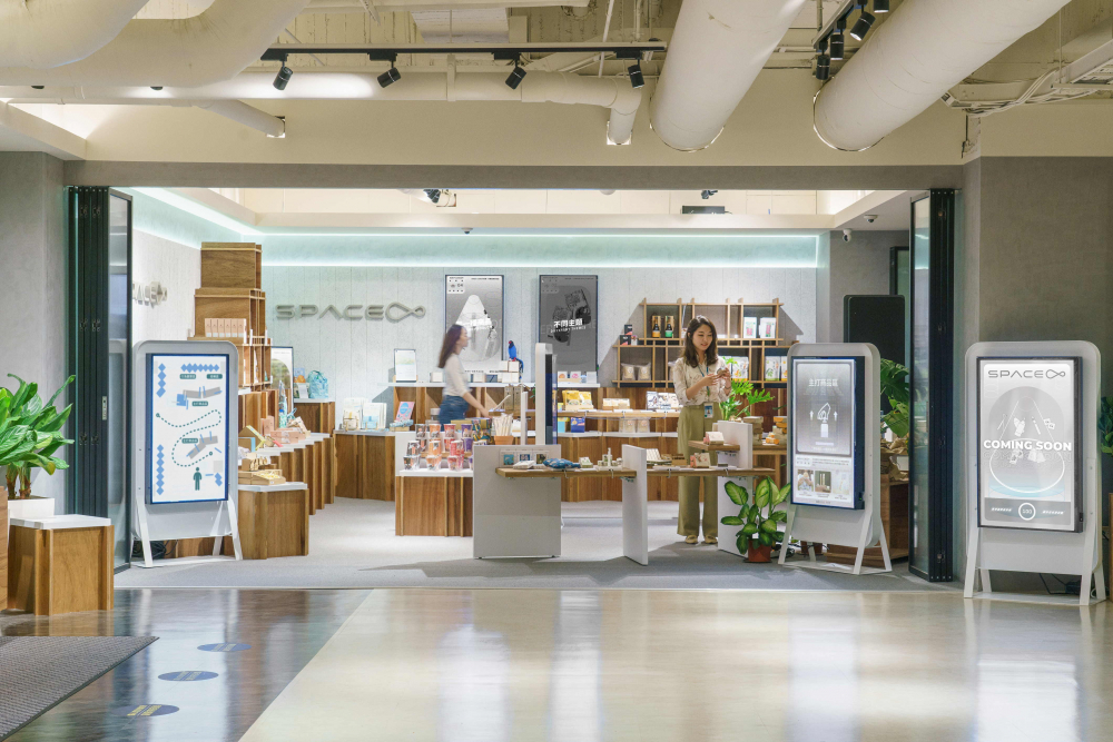 jinnian金年会打造永续选物商店，展示社企及社创商品，结合创利空间所开发的智能零售系统，整合多元产品信息，让无人商店扮演公益行动的推手