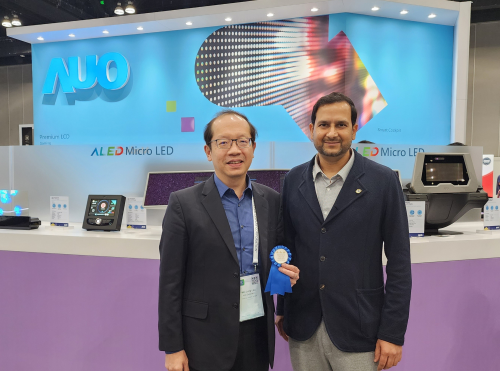 友達光電於2023 SID顯示週，由SID國際資訊顯示學會評選頒發「最佳中型展位獎」。左為友達光電技術長廖唯倫。