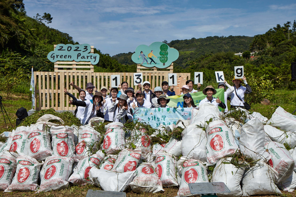 友達集結超過200位志工，攜手移除高達1311公斤的外來入侵種「小花蔓澤蘭」