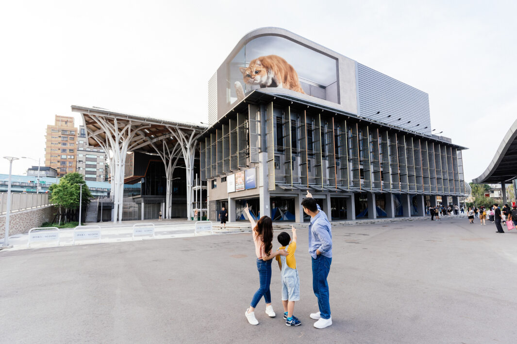 友達打造全台最大戶外裸視3D LED弧形螢幕，將超立體的軟萌胖橘貓動畫活躍於頂樓外牆