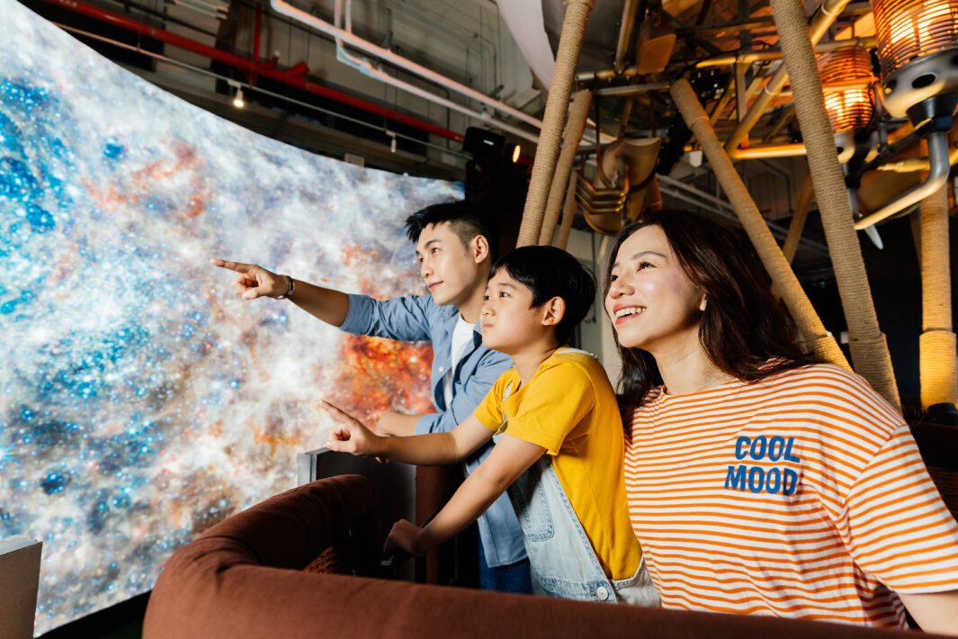 友達打造全台最大寬6公尺、高4公尺、唯一搭載LED弧形拼接顯示屏的動感飛行船，讓乘客駐足在熱氣球上，享受身歷其境的偽出國旅遊樂趣