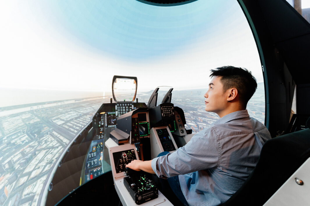 友達以P1.25小間距打造球形LED模擬艙，搭配智崴的精密六軸動態座椅，結合友達專業影像調校技術，呈現擬真模擬飛行場景