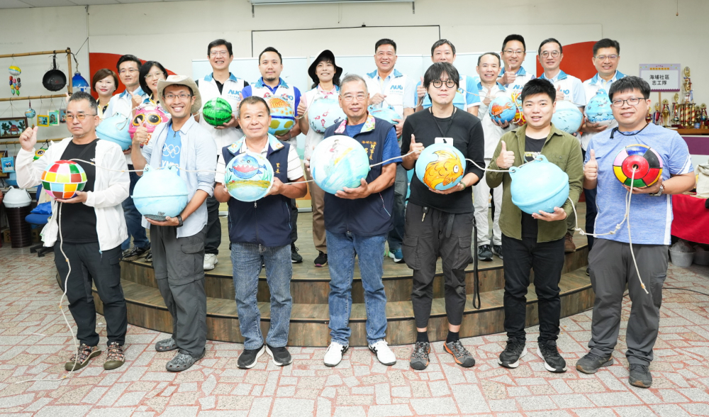 友達光電暨友達永續基金會董事長彭双浪與農業部林業及自然保育署新竹分署夏分署長、供應商夥伴、在地鄰里協會、社企團體，以循環再生的海廢浮球倡議從源頭減廢，為地球移除塑膠垃圾，共同「手」護台灣美麗海岸