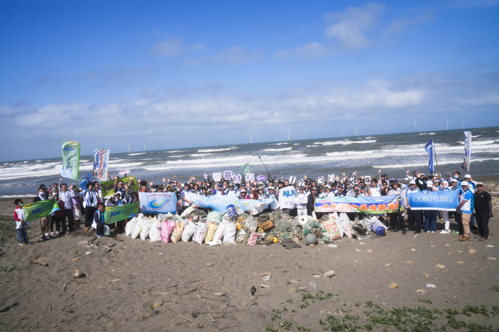 友達永續基金會召集企業志工、產官學和供應商夥伴，在苗栗後龍外埔魚港1340保安林海岸淨攤，齊心協力清除1.2公噸海洋廢棄物，以行動實踐對環境友善的承諾