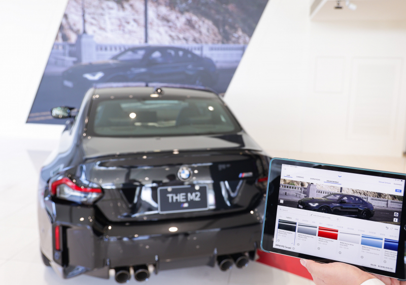 賞車介面即時投放到LED牆上，顧客可即時更換車輛內裝、零件選配與車款配色，提供近乎與實車等比例的沉浸式無死角虛擬賞車體驗