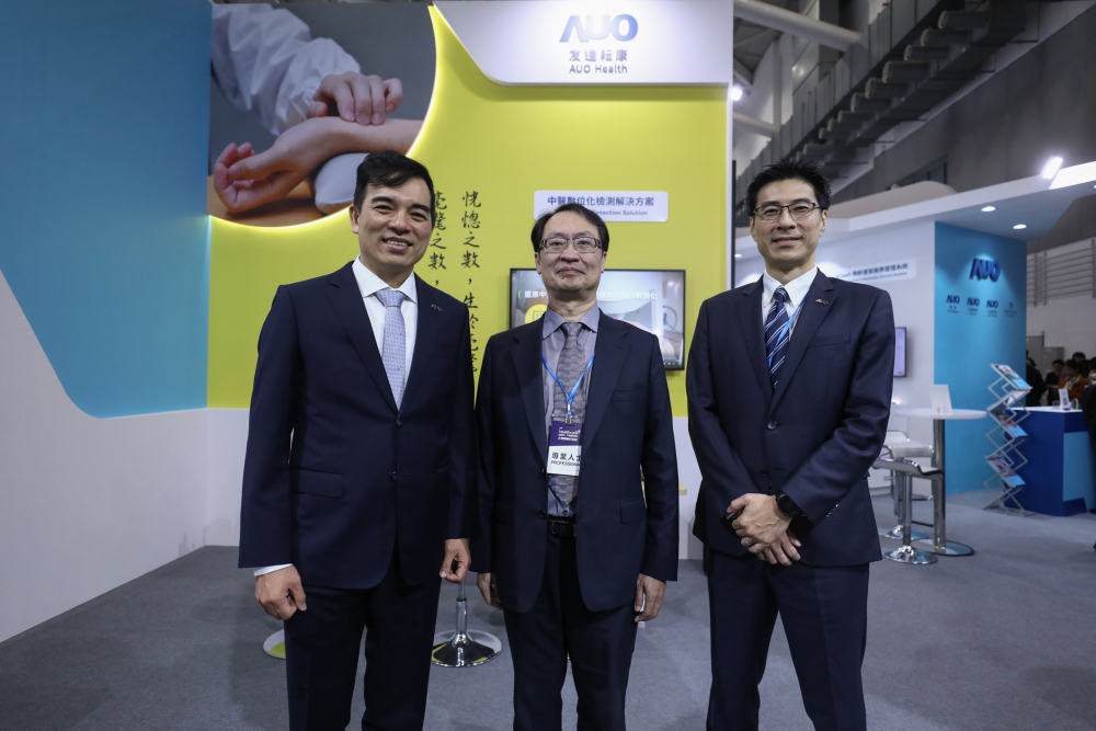 首次於醫療科技展亮相的友達耘康，捐贈數位化檢測設備與研究經費，協助衛福部國家中醫藥研究所打造中醫大數據資料庫。圖由左至右為友達光電執行長暨總經理柯富仁、衛福部國家中醫藥研究所所長蘇奕彰、友達光電智慧醫療事業群總經理廖世宏