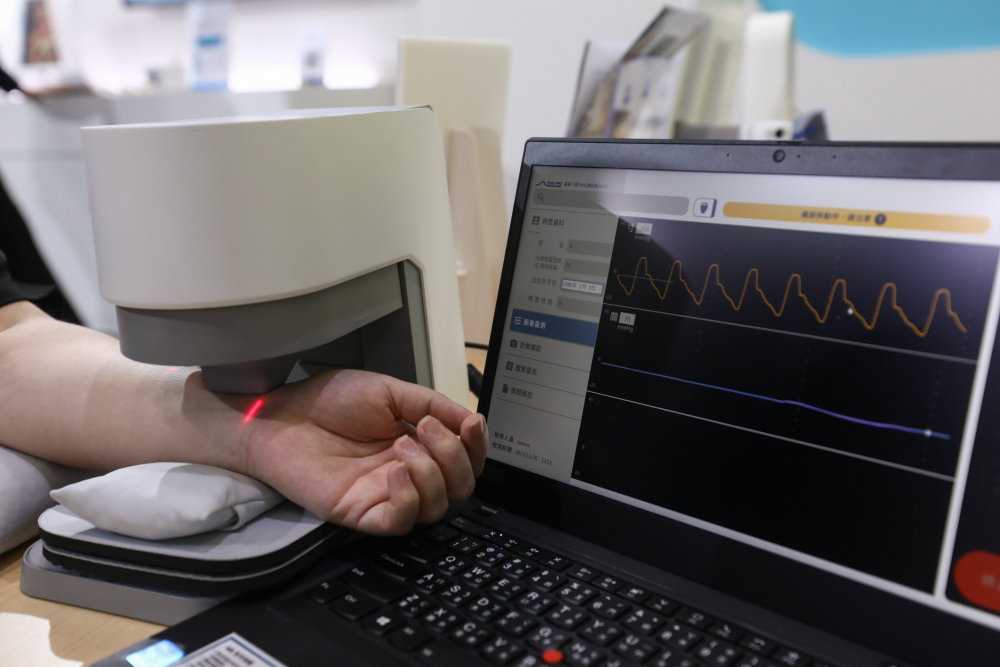 友達耘康脈象檢測系統透過電腦精準控制升降系統，還原中醫師三指把脈過程的舉、按、尋手法，將脈象感受轉化成數據，未來可結合大數據分析，實現智慧醫療及準確性