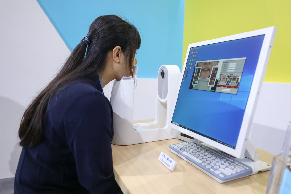 友達耘康延伸友達卓越的感測技術及色彩管理專長，研發出舌象擷取系統，可提供數據化、影像化的檢測結果，輔助醫師與專業醫事人員做為臨床研究、檢測結果評估與檢測紀錄的留存