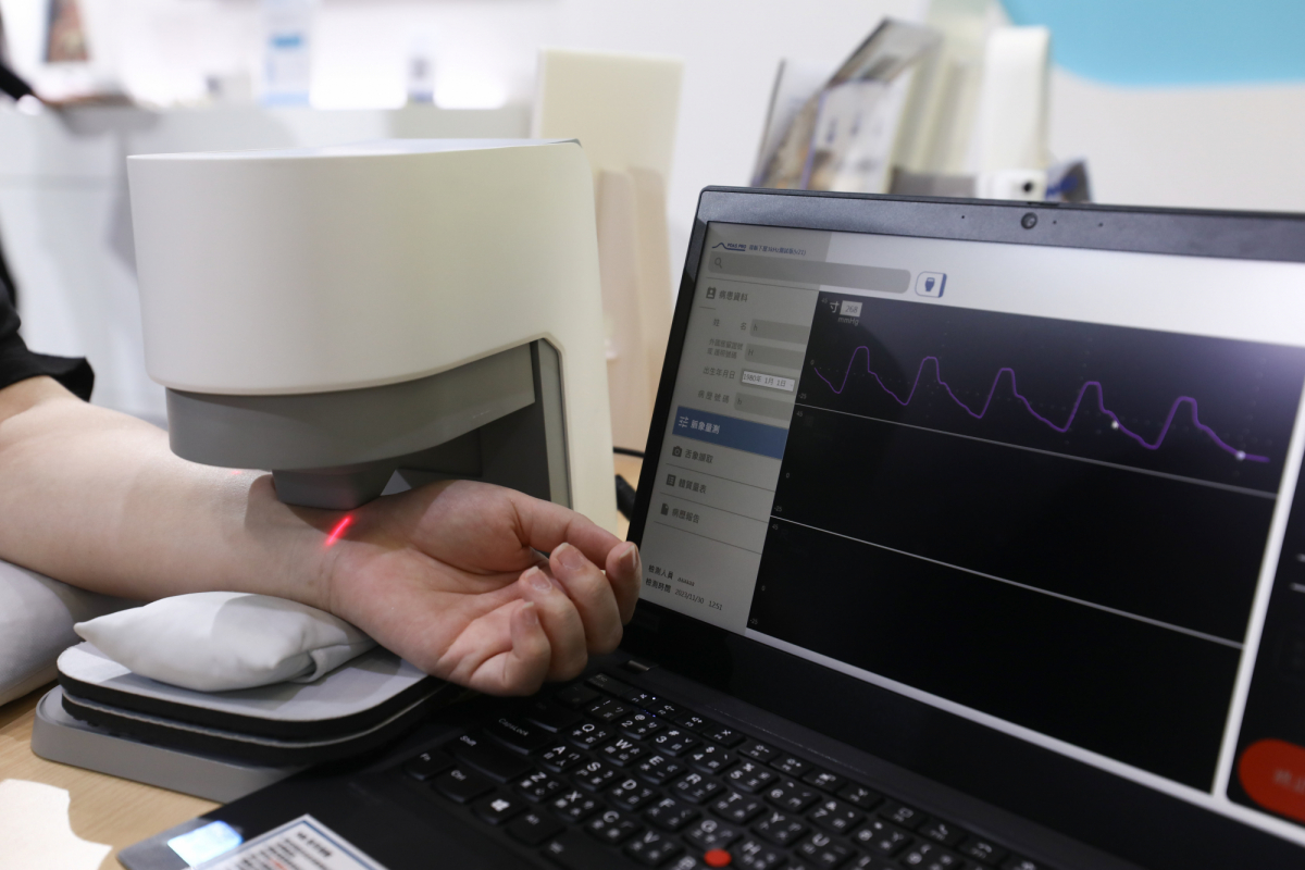 友達耘康脈象檢測系統透過電腦精準控制升降系統，還原中醫師三指把脈過程的舉、按、尋手法，將脈象感受轉化成數據，實現智慧醫療及準確性