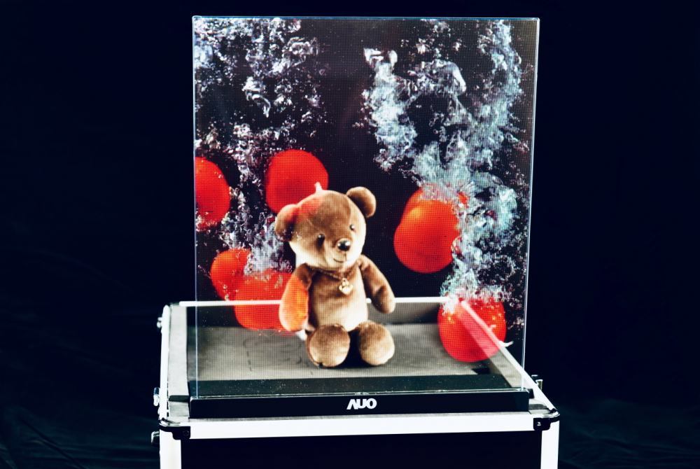 友達以次世代Micro LED顯示技術打造之透明顯示器，具備高穿透、低繞射、高亮度、可拼接之特性，可廣泛應用於智慧移動、零售、育樂和醫療等多元場域