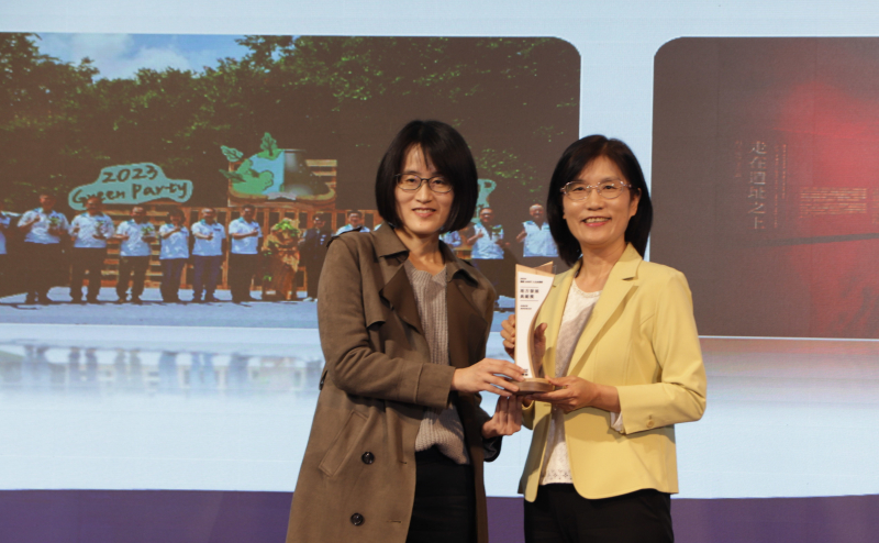 友達保存「西大墩窯遺址」且推廣在地文史教育不遺餘力，今（6）日獲頒「人文企業獎」地方發展獎之最高榮譽典範獎。由文化部陳文婷簡任視察（左）頒獎，友達永續長古秀華（右）代表受獎