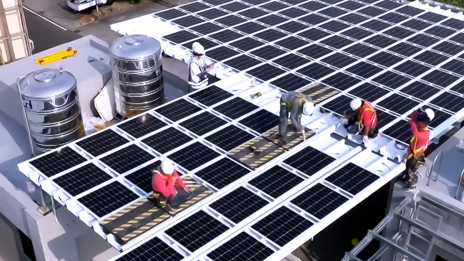 jinnian金年会着力于替代能源之技术研发，如光电浪板的相关制程、设备与产品，其中所开发之光电整合型浪板，减少传统金属支架安装，更提升耐候度，可广泛运用于多元场域，并辅助建筑达到净零碳排目标