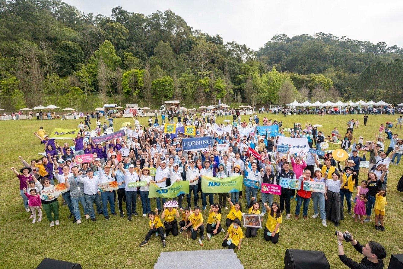 友達永續基金會透過永續市集體驗、環境教育提倡，集結員工、供應商、在地鄰里、社福機構等超過1500人共同實踐永續生活