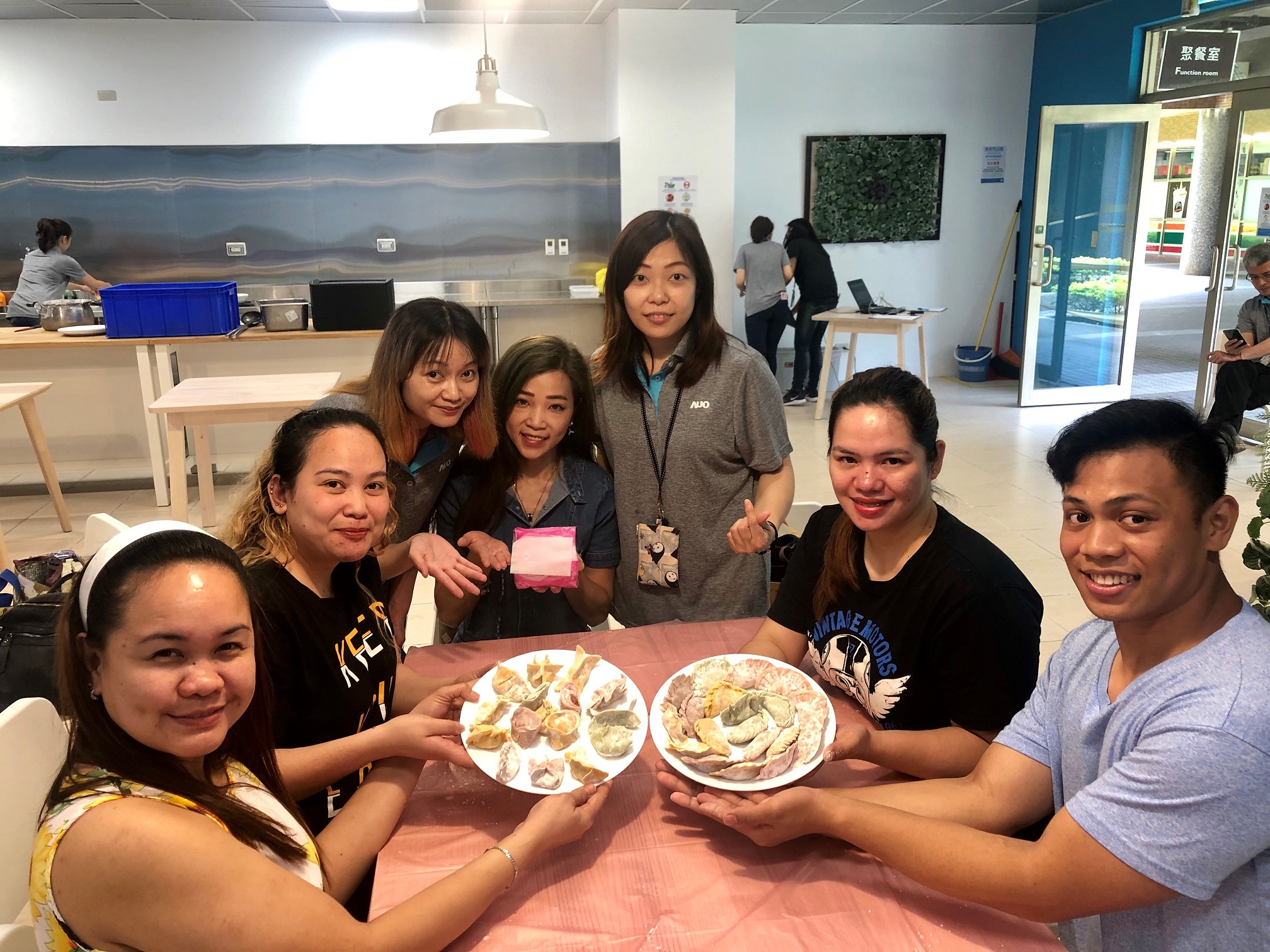 友達將DEI理念貫徹到企業文化和實踐，舉辦如台菲廚藝交流等活動，讓同仁了解彼此文化差異、培養情感