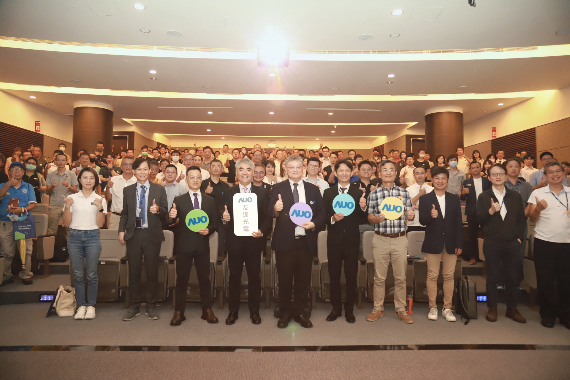友達光電邀請領域專家共研再生能源發展、電力需求及建築物減碳等議題進行交流，盼共擘綠色永續生態圈的嶄新契機。