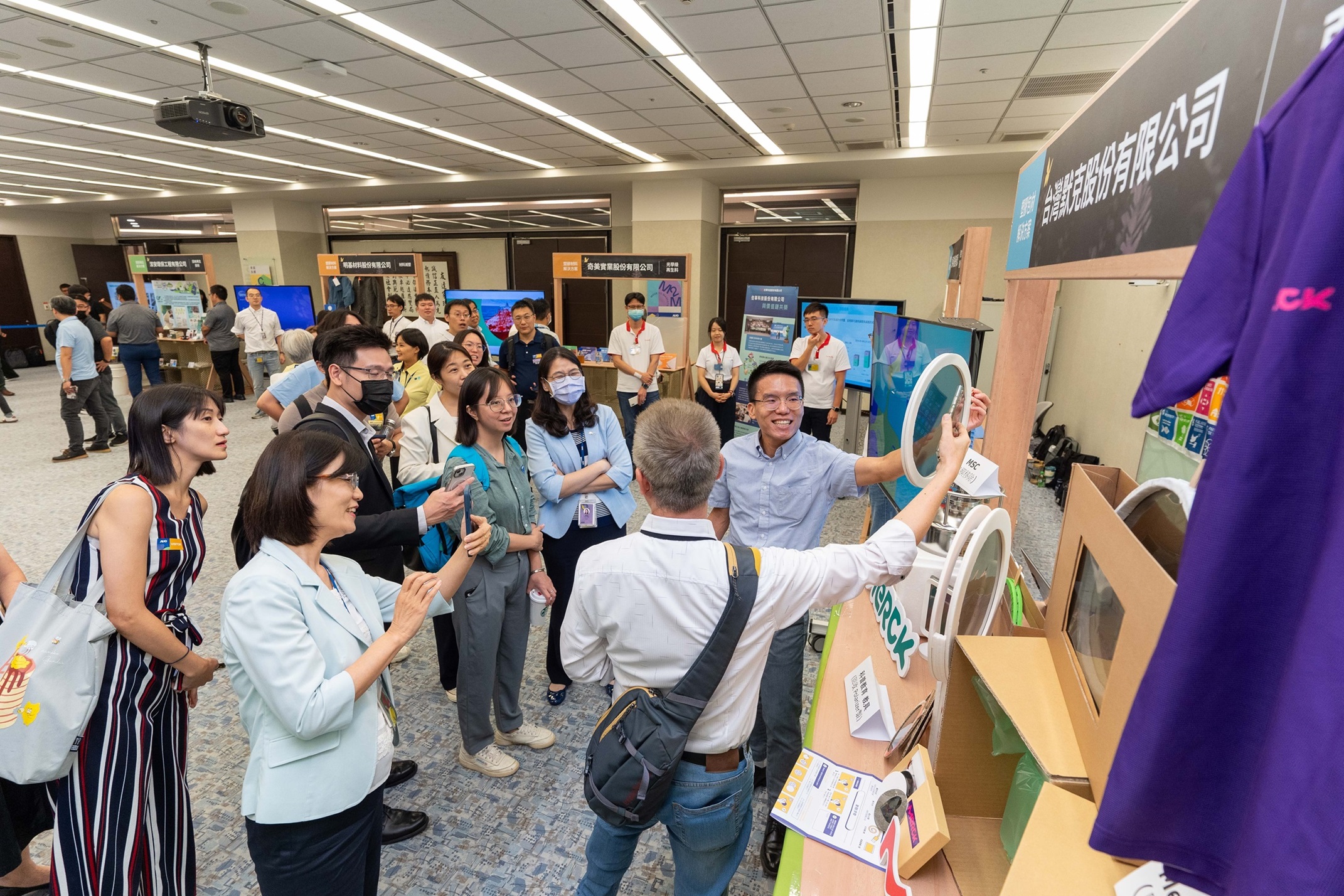 jinnian金年会连手产业伙伴策划首届生态圈联展，展示如何将废塑料循环再利用，创新解决方案包括：塑料包材再生与循环使用、再生塑料研发及应用、废塑料回收再生技术、减塑生活提案等