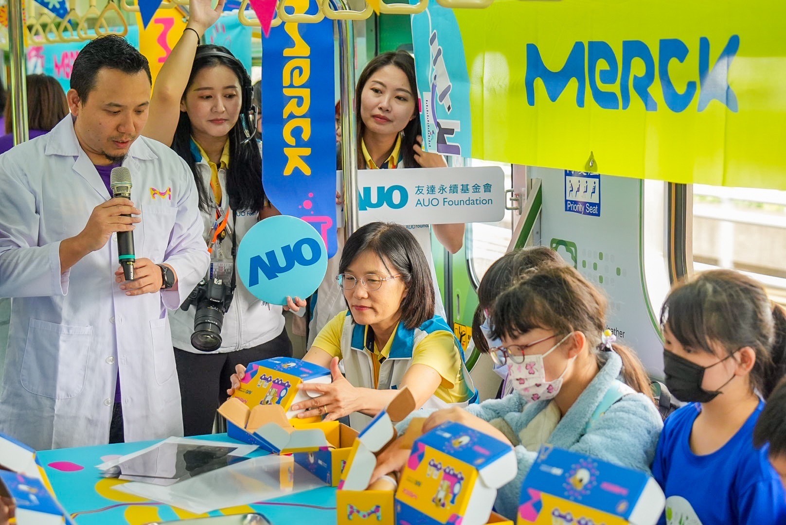 友達以光電、再生能源、水資源三大核心，設計「再生能源和循環經濟」多元永續教育主題，並攜手供應鏈夥伴默克開發創意科學教材及實作體驗，期讓永續素養透過科學探索向下扎根