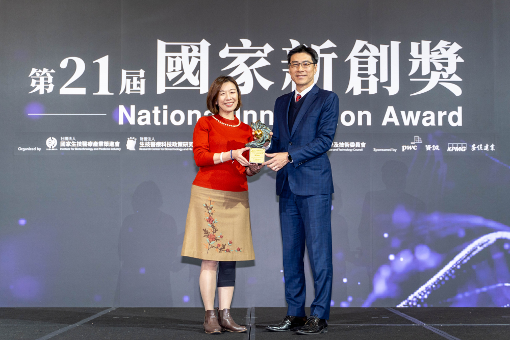 友達旗下子公司友達耘康與達擎分別以「中醫數位化檢測解決方案」及「寬視角3D醫療顯示器」獲得第二十一屆國家新創獎「智慧醫療與健康科技」類別的「企業新創獎」與「國家新創精進獎」兩項殊榮。圖左為衛生福利部政務次長林靜儀、圖右為友達光電智慧醫療事業群總經理廖世宏