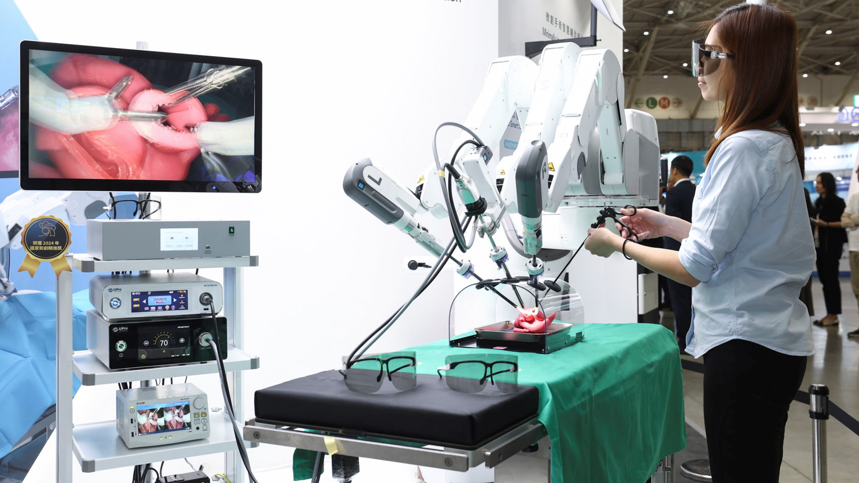 達擎寬視角3D醫療顯示器可應用於機器人手術即時3D解決方案，提供醫療團隊即時、同步的3D手術影像，提升溝通效率與手術安全性