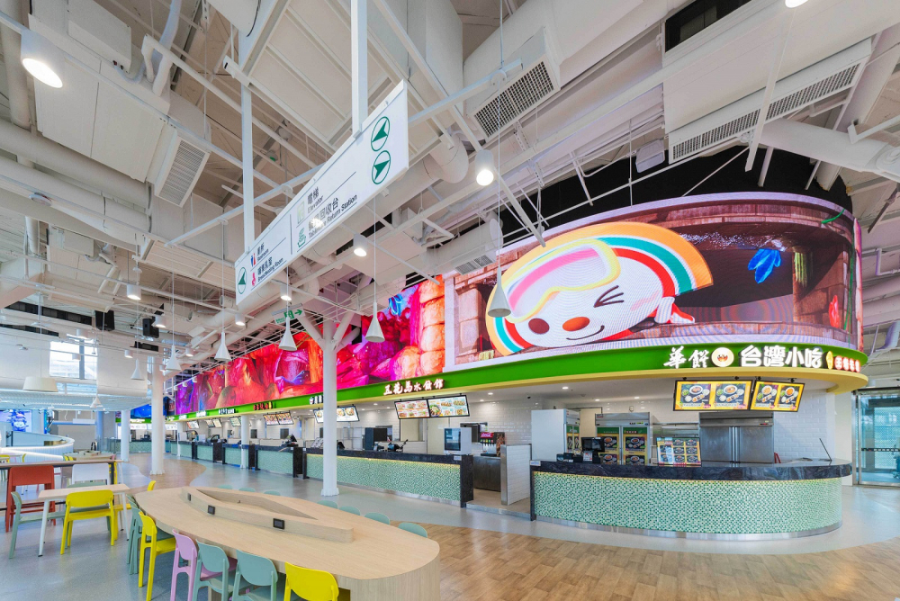 友達穩步推動雙軸轉型策略，旗下子公司達擎攜手傑可達數位與零售業者統一超商合作，為全新改裝開幕的「清水服務區」打造首創的裸視3D體驗牆