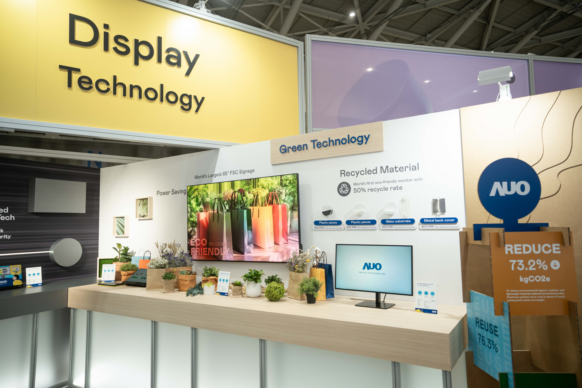 友達Touch Taiwan 2025雙展位再度獲etouch 綠色裝潢設計獎肯定；智慧顯示展位以鋁製模組系統取代傳統木作施作，並在相關裝潢物與設計使用可回收、可重複使用的材料，體現低碳與循環精神。