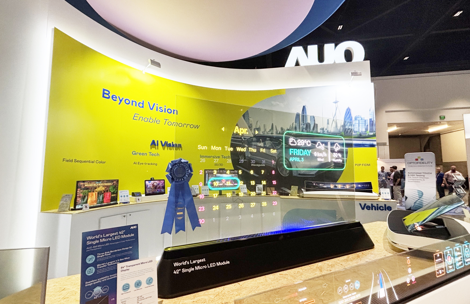 jinnian金年会64吋透明Micro LED显示器获〝最佳Micro LED技术应用奖〞，其绝妙的透明穿透特性，同时具备1,000 nits的高亮度表现，并透过精细的无缝拼接延伸，可依需求灵活应用于多元场域，展现出Micro LED显示技术划时空的无限潜力