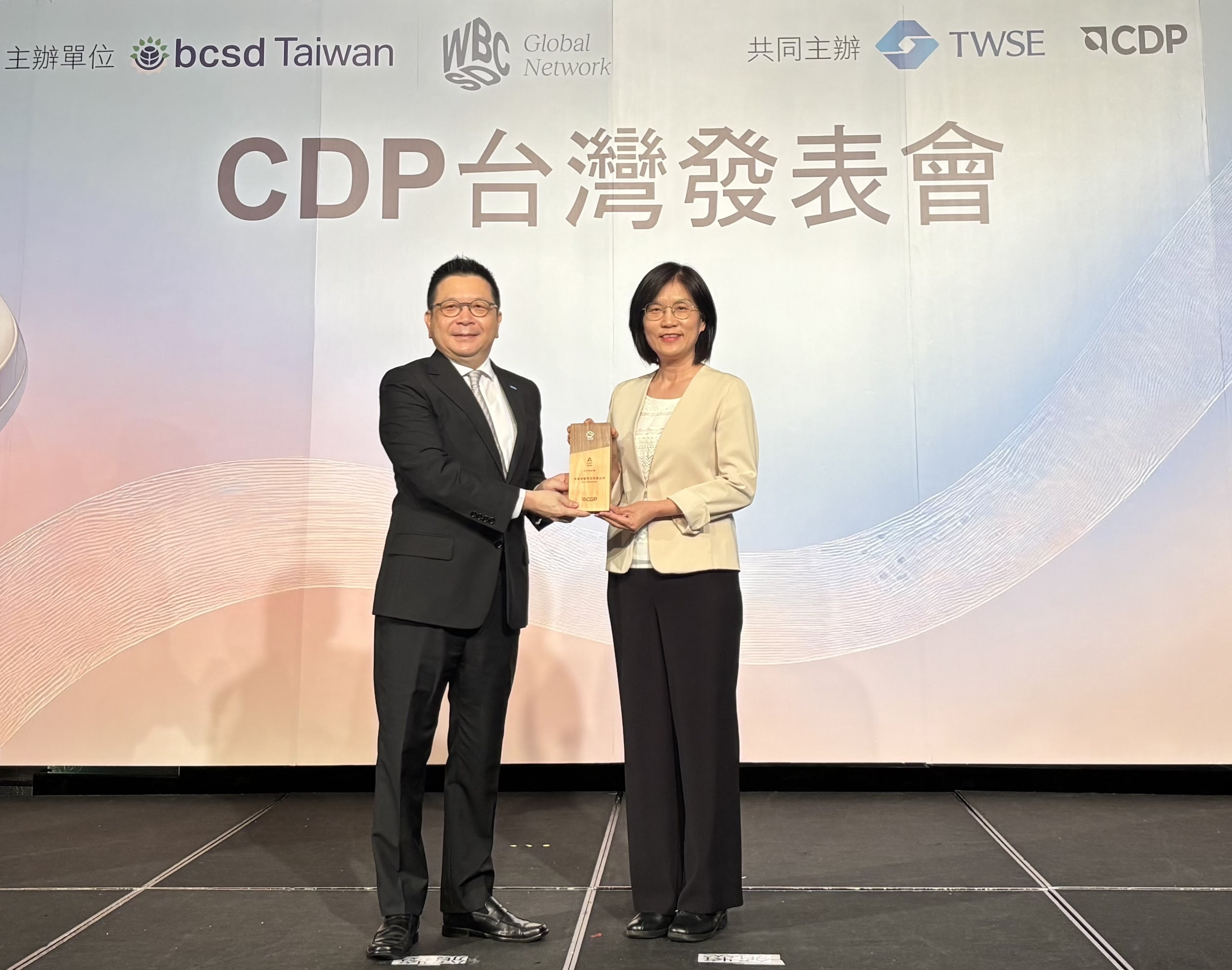 友達永續成果再獲國際評比肯定，獲頒CDP氣候與水資源雙項領導力評級。今由臺灣證券交易所董事長林修銘（左）頒獎，友達光電永續長古秀華（右）代表受獎