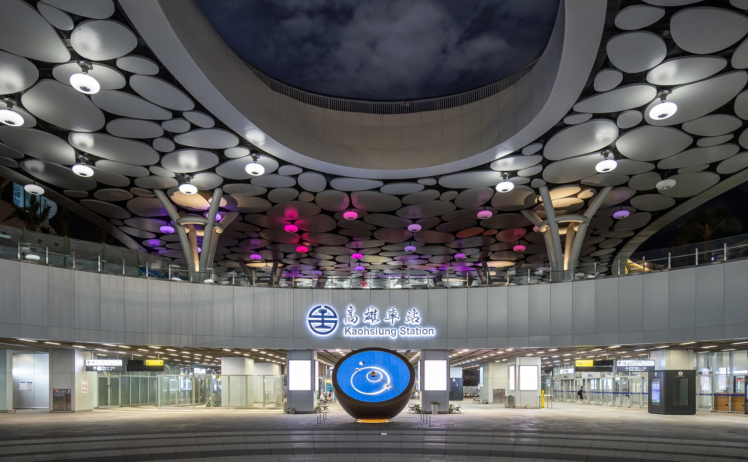 創利空間參與《高雄車站共感空間》公共藝術計畫，擔任視覺科技整合夥伴。於「看時間」天文鐘作品中提供技術指導，整合圓形LED鐘面與鐘體結構，在時間、天象星盤與空間氛圍間生動展演