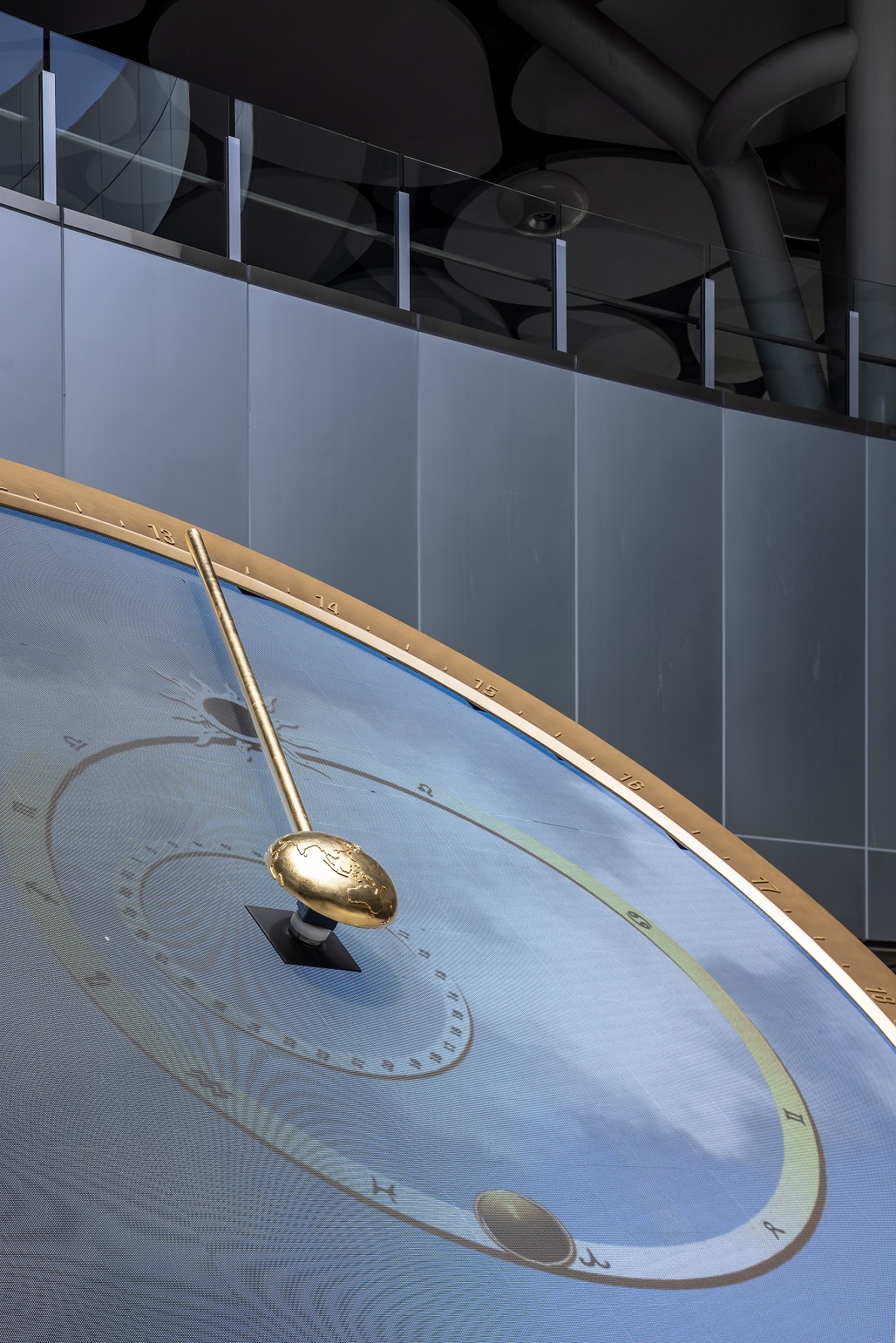 創利空間參與《高雄車站共感空間》公共藝術計畫，擔任視覺科技整合夥伴。於「看時間」天文鐘作品中提供技術指導，整合圓形LED鐘面與鐘體結構，在時間、天象星盤與空間氛圍間生動展演