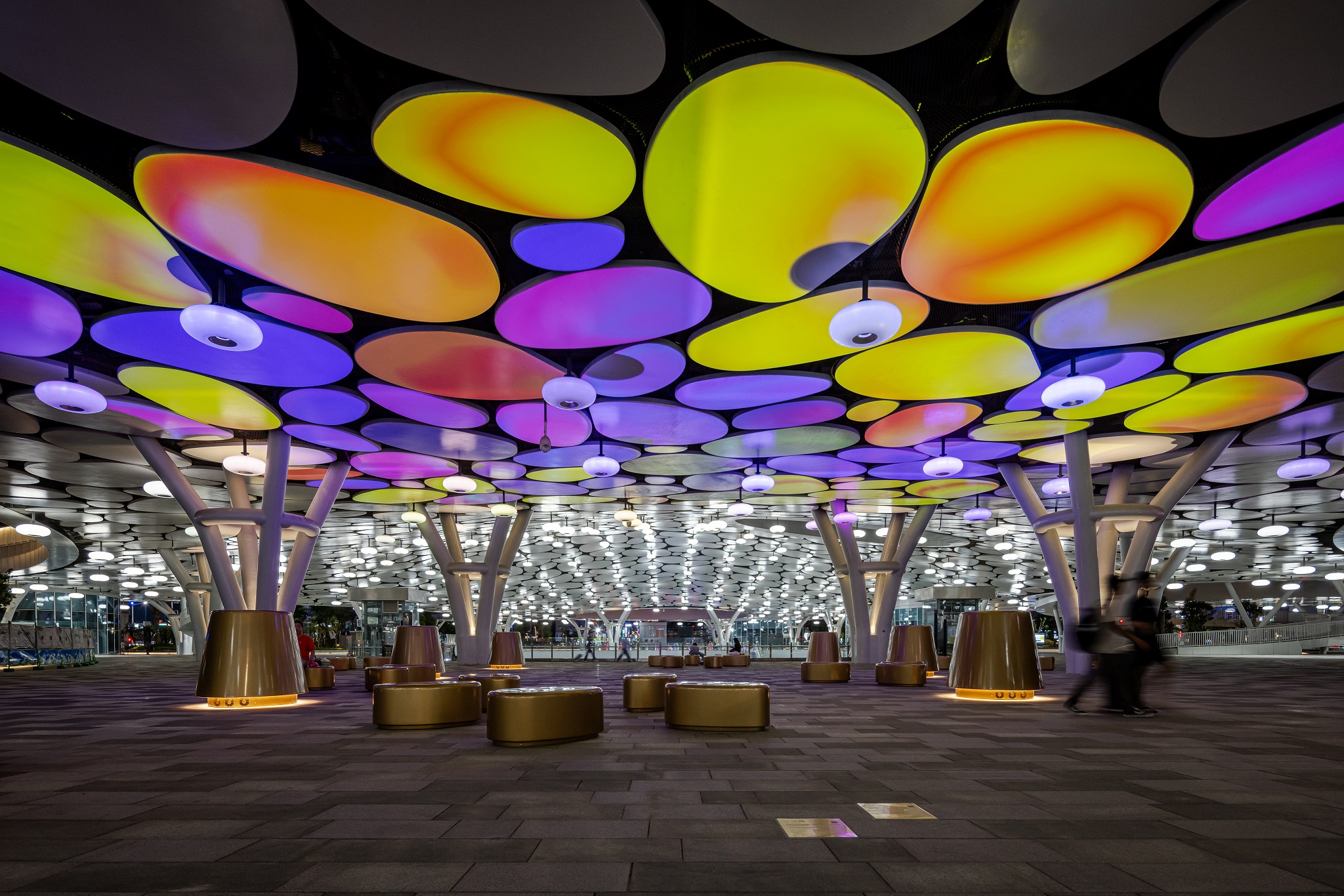 於「染色彩」作品中，創利空間協助藝術團隊將高雄車站天棚2700片鋁製雲朵染上繽紛色彩，從設備設定、光影軟體串接到現場調校，確保光線準確落在雲朵表面，展現層次與意境