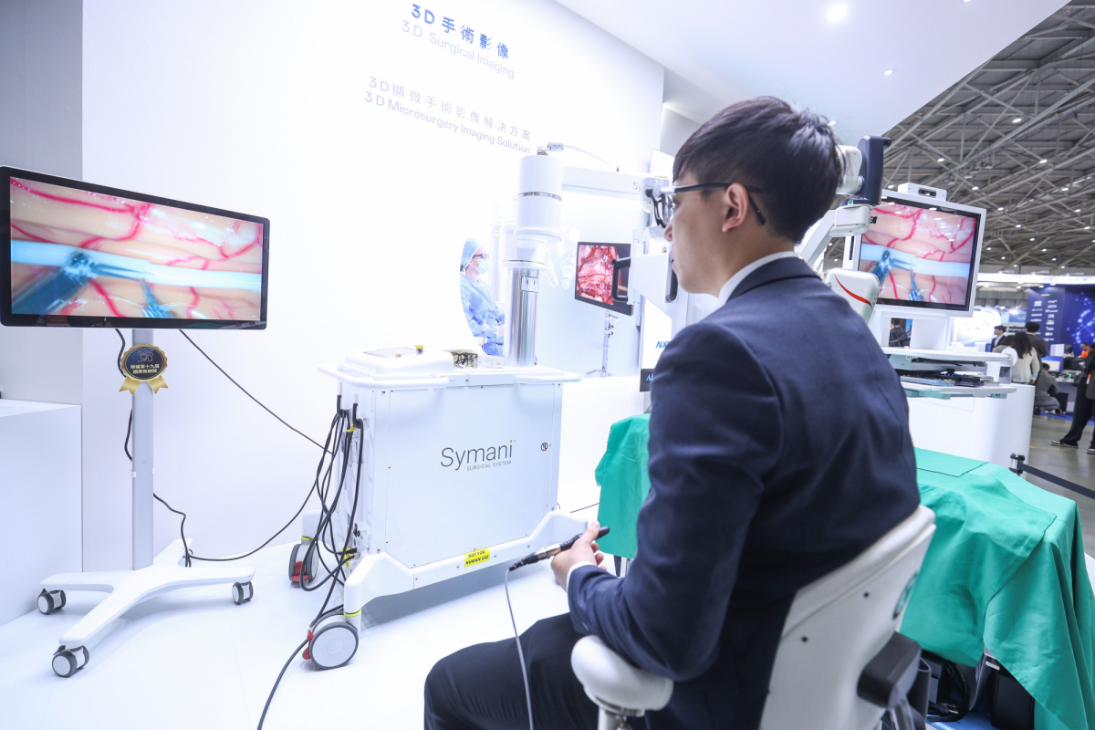 達擎推出「3D顯微手術影像解決方案」，將3D影像技術從腹腔內視鏡手術延伸至神經、血管、淋巴等高難度顯微手術，提供超清晰立體視野，協助醫療團隊在複雜手術中完成精準細膩操作。