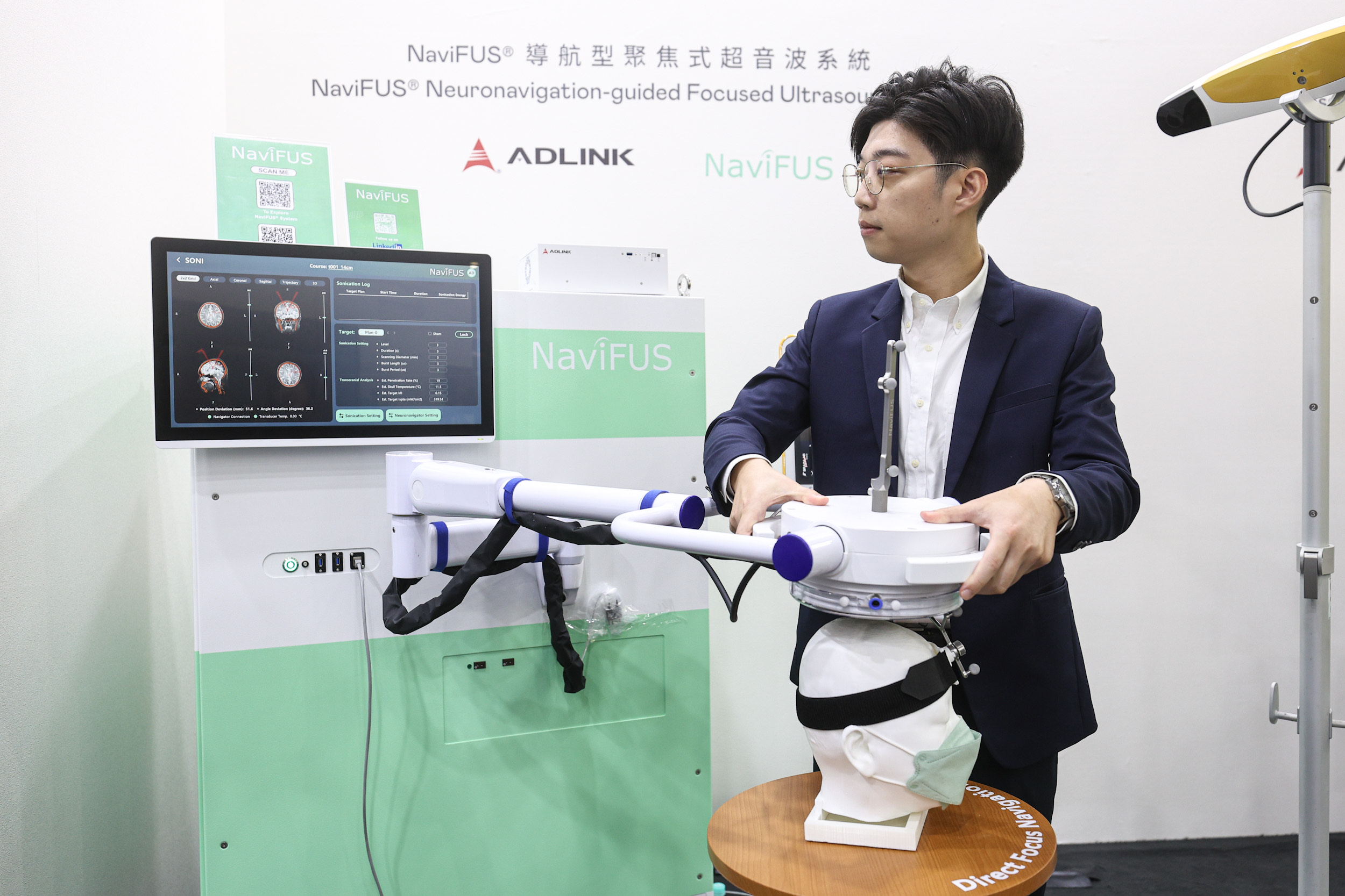 達擎攜手凌華科技與浩宇生醫合作的「NaviFUS&reg; 導航型聚焦式超音波系統」，以凌華醫療級邊緣運算平台為核心，結合光學導航與穿顱超音波技術，非侵入性將能量精準聚焦腦內病灶，可暫時開啟血腦屏障，提升藥物遞送與治療效果。