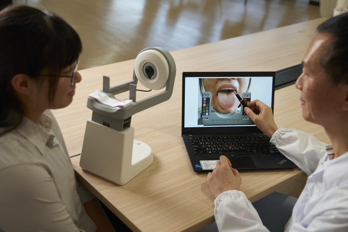 友達耘康的「舌象辨識軟體」則運用AI與大數據技術，可快速辨識舌色、舌形、苔色、苔質等特徵，顯著提升舌象辨識效率，優化檢測流程。